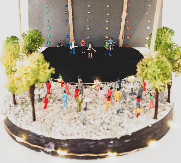 Een miniatuur voorstelling van een concert met bezoekers. 