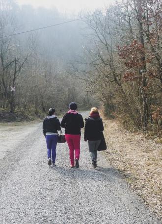 Drie mensen die samen op een pad door het pas aan het wandelen zijn. 