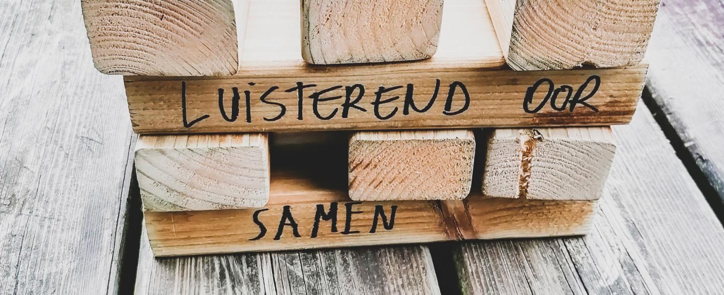 Houten blokken toren Een houten blokken toren met ondersteunende woorden.